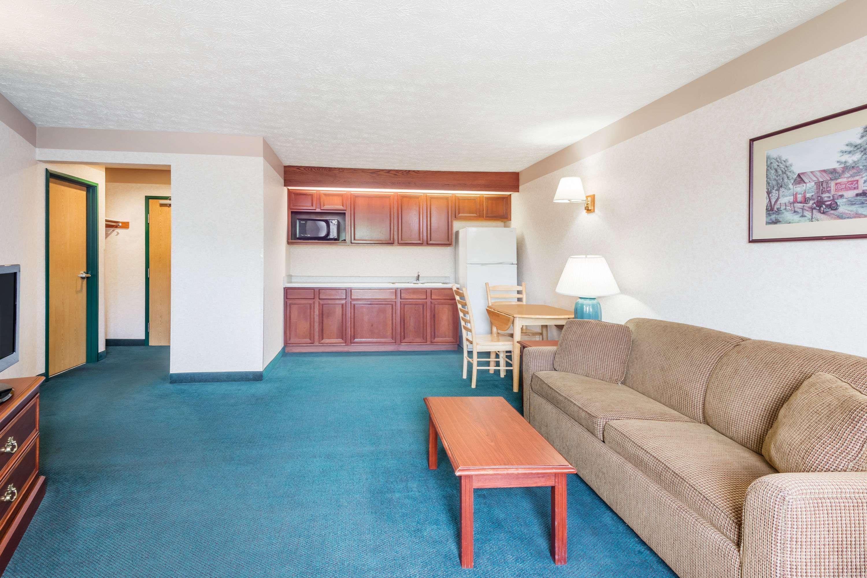 Ramada By Wyndham Strasburg Dover Экстерьер фото